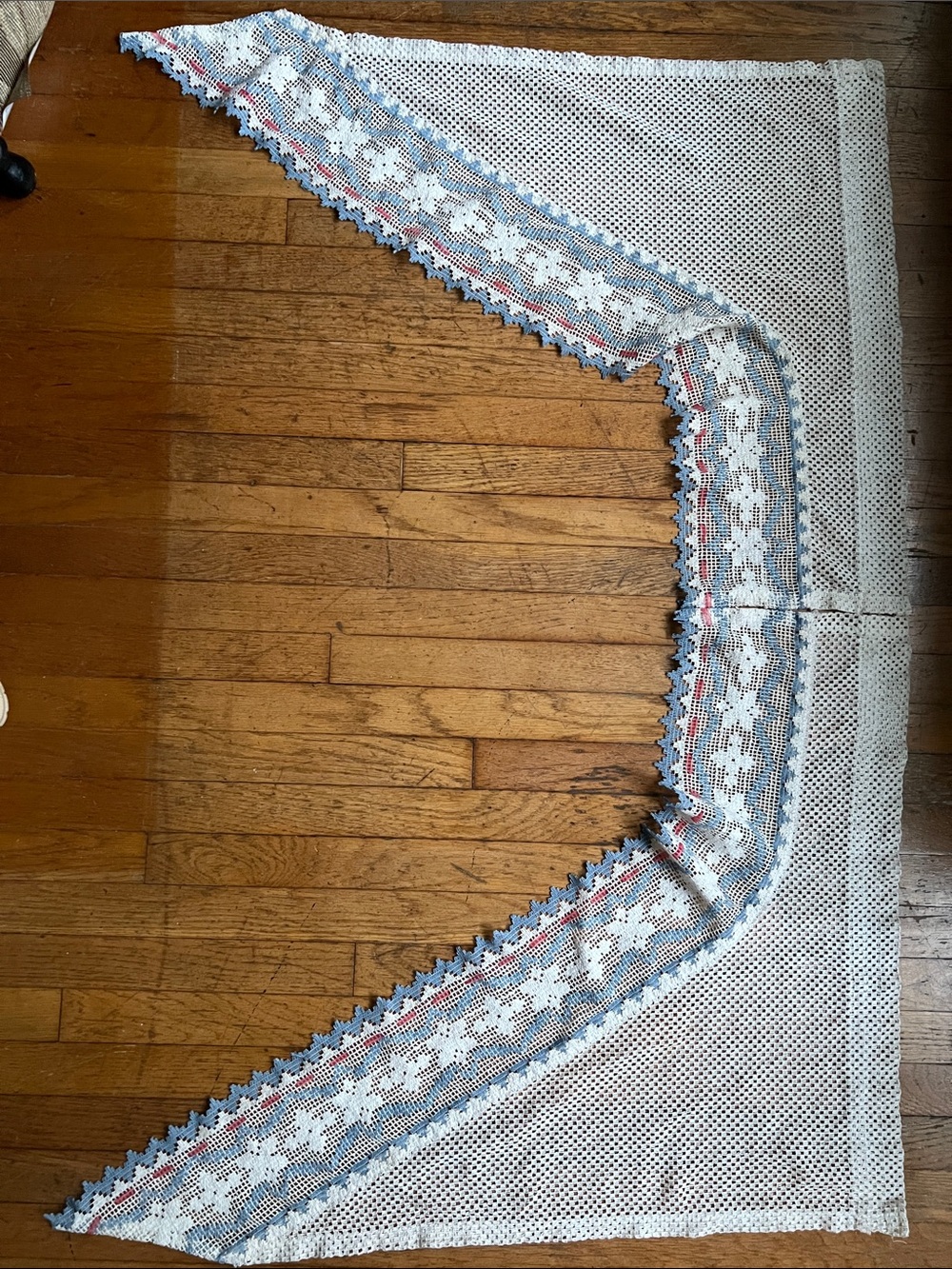 Set of curtain swags, decorated with blue accents and a pink ribbon .